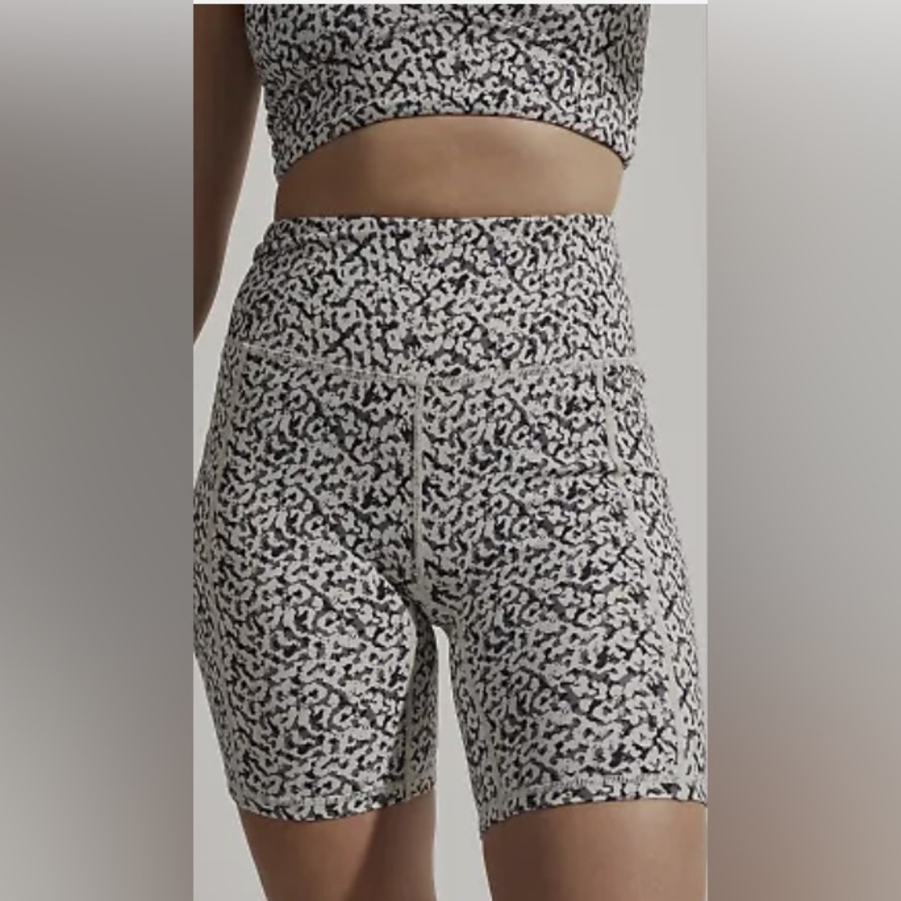 NWOT Varley Let's Go Pocket 7" Short